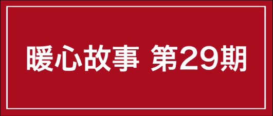 小奶猫被猫妈妈抛弃了，不幸掉进了泥潭，生命垂危，情况十分危急